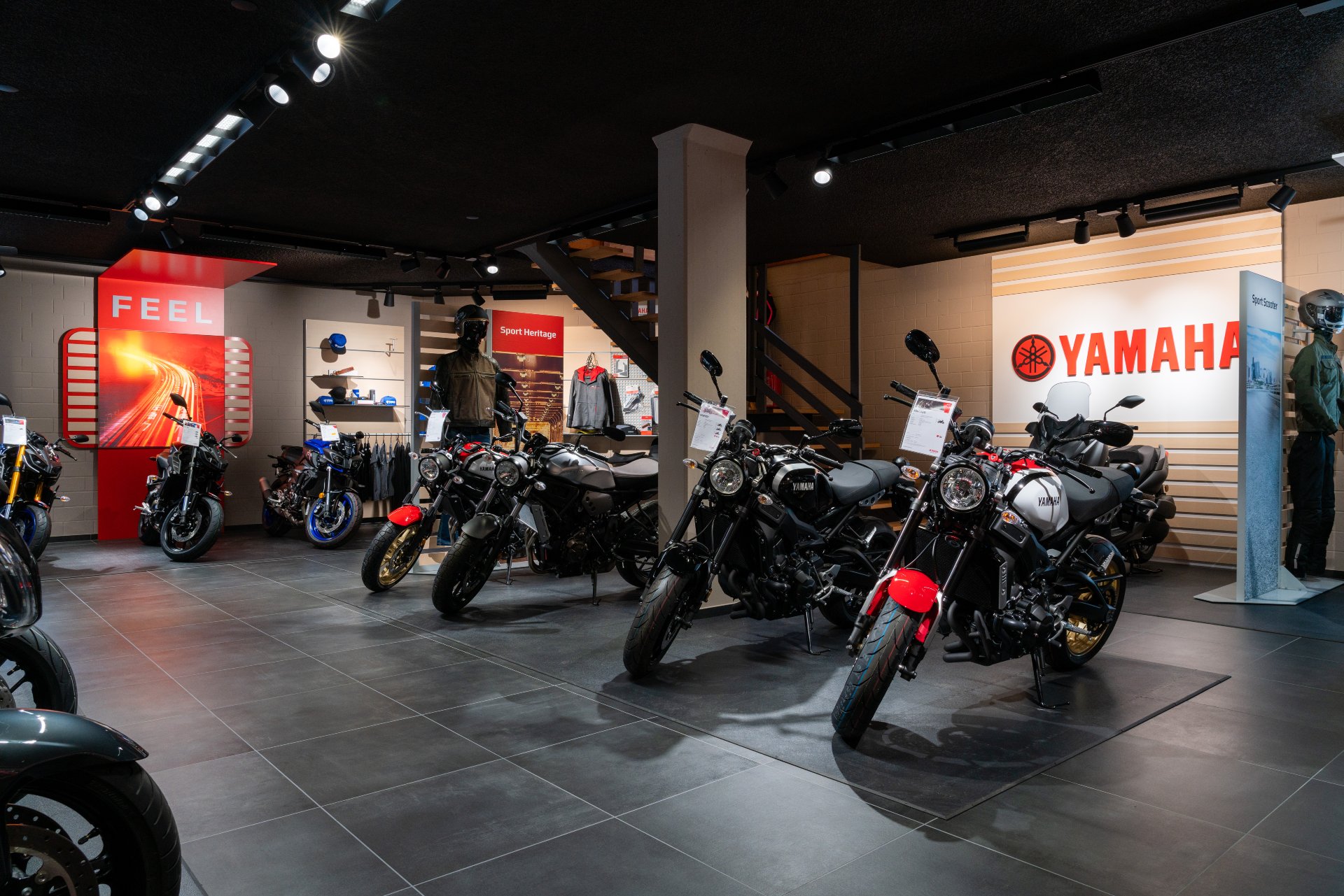 Motorrad und Roller im Showroom 